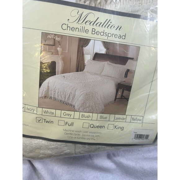 Amazon.com: Beatrice Home Fashions Queen, Ivory, Lotus  Medallion Chenille Bedspread Twin Ivory 100% Cotton Vintage-Inspired Fringe